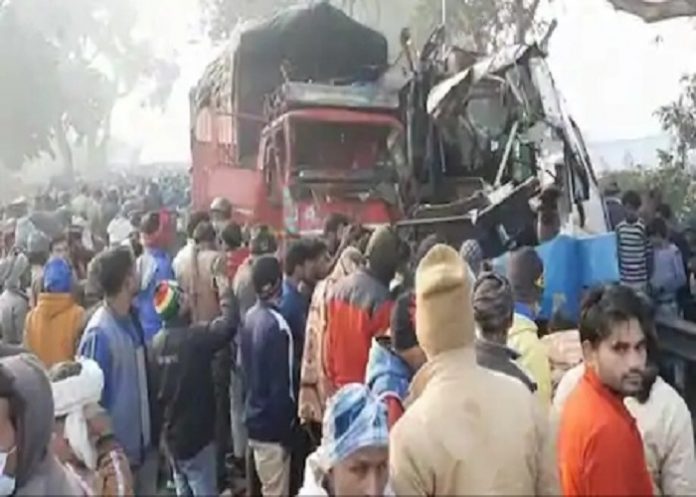 मुरादाबाद: बस और ट्रक में जोरदार टक्कर, 7 की मौत, 25 गंभीर घायल, मुख्यमंत्री ने की राहत की घोषणा